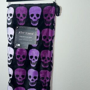 BETSEY JOHNSON PURPLE AND BLACK SKULLS blanket